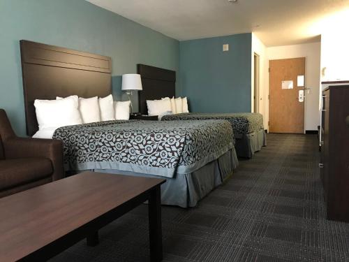 Days Inn & Suites by Wyndham Gresham