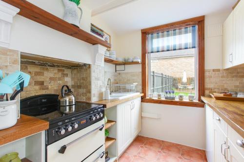 Sea Salt Cottage - Mins to beach & shops Dog Friendly