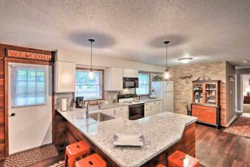 Relaxing Eagle Rock Resort Home - 1 Block to Lake! in Hazleton, USA