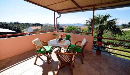  Apartment in Pakoštane with sea view, terrace, air conditioning, Wi-Fi (3476-1), Ferienwohnung in Pakoštane