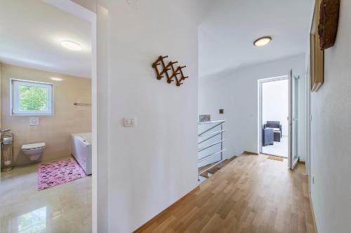 Six-Bedroom Villa  image 10