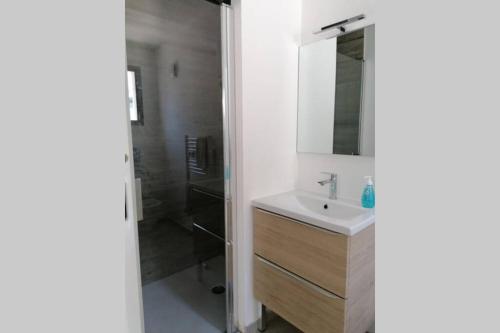 Appartement type studio plain pied terrasse & plage near Les Vagues