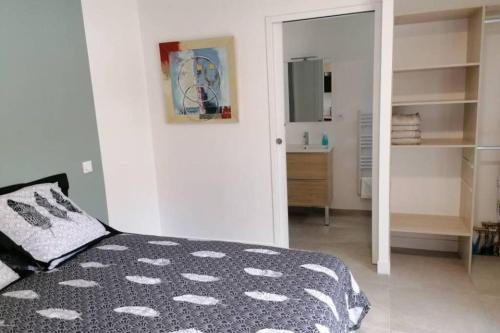 Appartement type studio plain pied terrasse & plage near Les Vagues