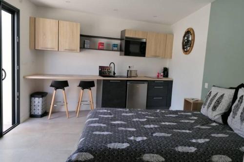 Appartement type studio plain pied terrasse & plage near Les Vagues