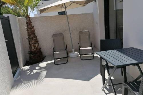 Appartement type studio plain pied terrasse & plage near Les Vagues