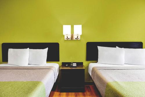 2 queen beds