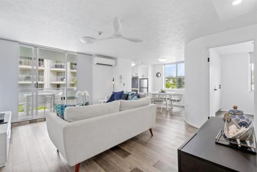Mandolin - Renovated Beachfront Apt 2BDRM