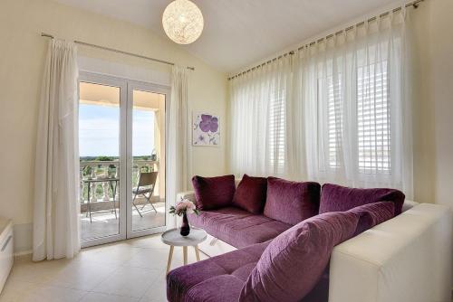 One-Bedroom Apartment image 9