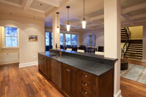 Element 52, Auberge Collection