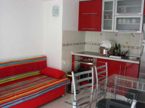 1 queen bed, 1 sofa bed