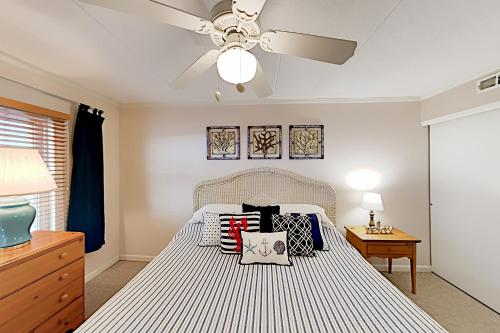 Marlin Marina-View Getaway - Balcony & Pool condo - image 8
