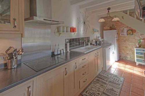virtuve, 4Bed3Bath 1736 Farmhouse Barn Conversion-Hearth in Lezay
