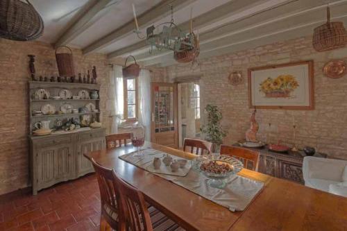 Iekārtas, 4Bed3Bath 1736 Farmhouse Barn Conversion-Hearth in Lezay