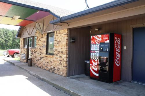 Lake Palestine Motor Inn - image 7