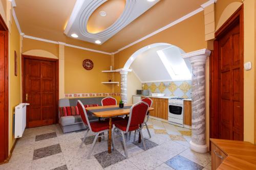 Central Panzio Gyula in โอวารอส