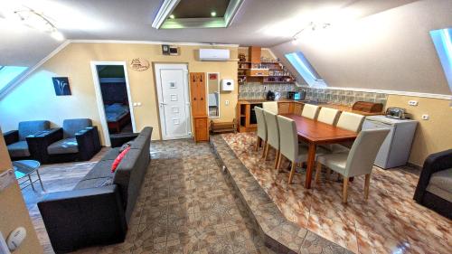 Central Apartman - image 4
