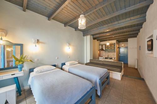 2 twin beds, 2 sofa beds