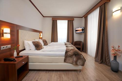 1 queen bed, 1 twin bed