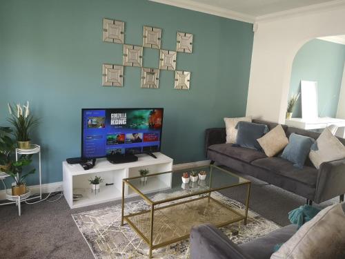 MK City Center House, perfect for FAMILIES, GROUPS, free parking, Sky TV, Desk space managed by CHIQ