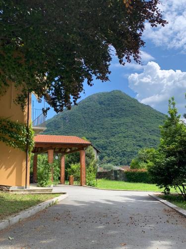 The comfortable house with big pool in the center of Mergozzo