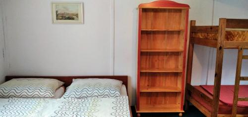1 double bed, 1 bunk bed
