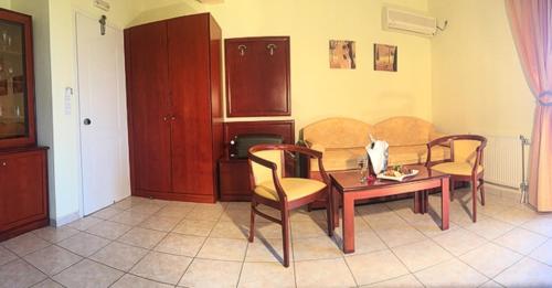 Venardos Hotel - image 2
