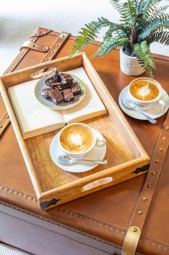 อาหารและเครื่องดื่ม, Hartford Hall on School Lane in นอร์ธวิค