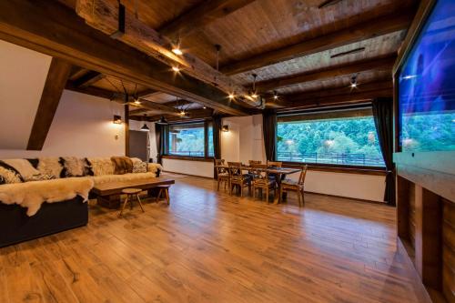 Apartment with Mountain View