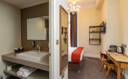 Kew Gardens Hotel - image 2