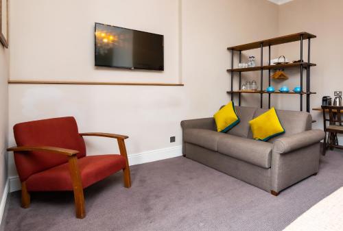 Kew Gardens Hotel - image 11