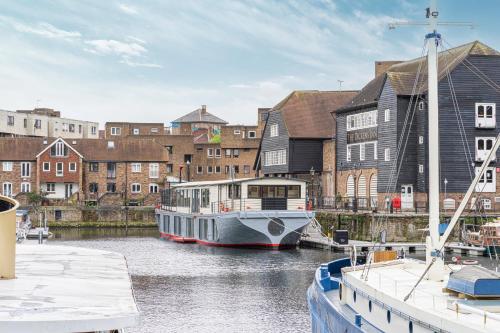 Picture of Stunning 5-Bed Boathouse On The River Thames In East London