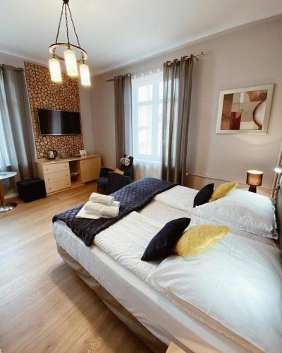 1 king bed, 1 twin bed