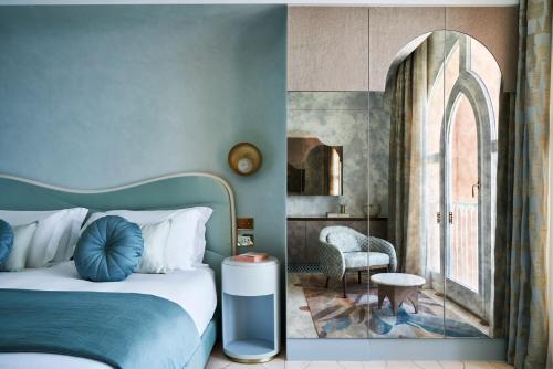 room detail thumbnail 2