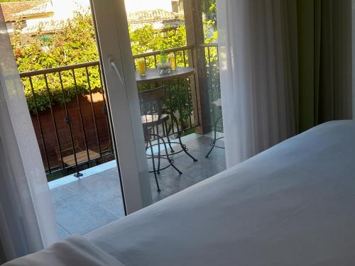 Double Room with Balcony image 7