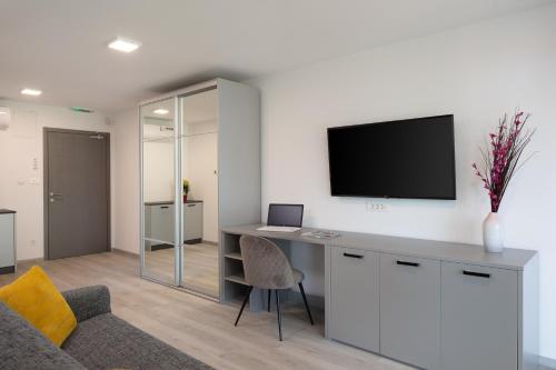 Deluxe Double Room with Balcony image 9