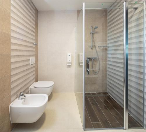 Deluxe Double Room with Balcony image 7