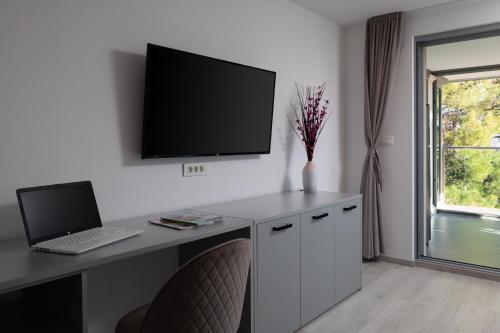 Two-Bedroom Apartment - Sea Side View image 5