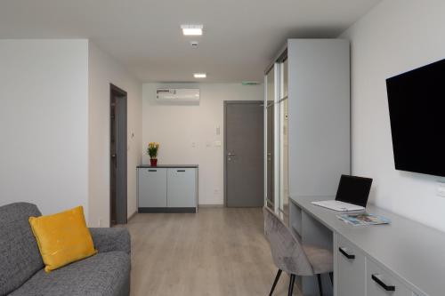 Deluxe Double Room with Balcony image 10