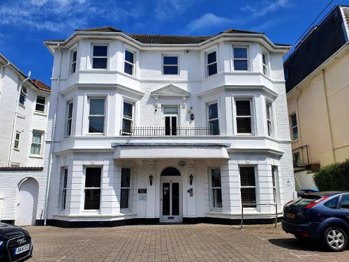 Top quality beach front apartment sleep up to 7 guests