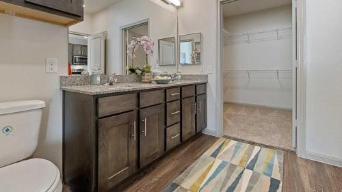 Stylish Luxe Apartment mins from DT 2BR - main image