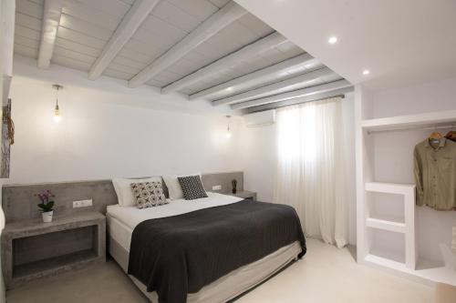 1 king bed, 2 sofa beds