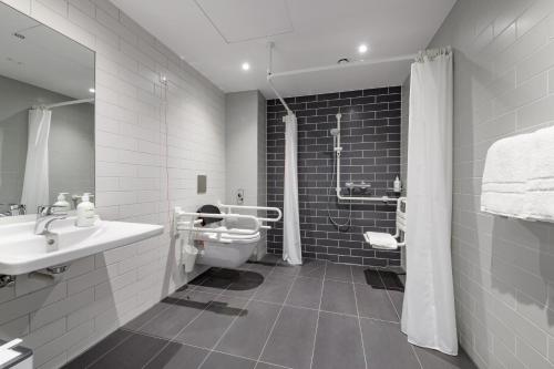 Queen Room with Roll In Shower - Mobility Accessible