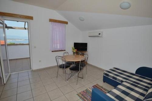 Apartment in Malinska with sea view, balcony, air conditioning, Wi-Fi (4696-3)