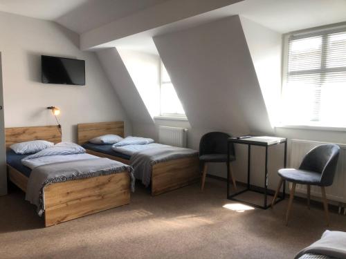 3 twin beds