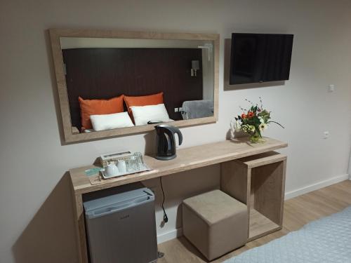 George Hotel Rooms&Suites – Himarë, CA