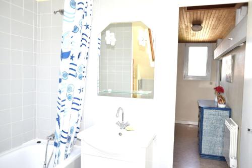 Bathroom, Maison de 2 chambres avec jardin clos et wifi a Itteville in La Ferte-Alais