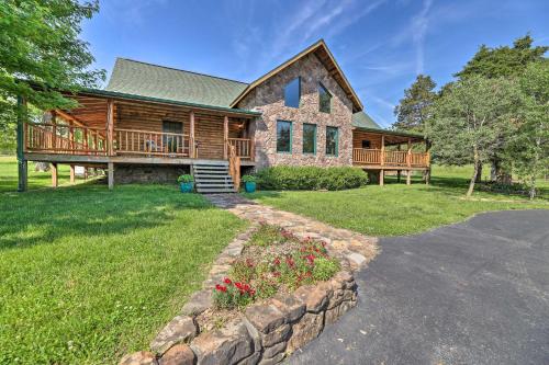 B&B Golden - Eureka Springs Area Cabin with Deck and 7 Acres! - Bed and Breakfast Golden