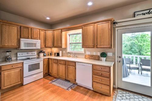 NEW Bright Bella Vista Home with Yard 4Mi to Trails - image 6