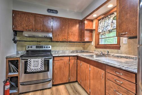 Cozy Family Home with Kayaks, Dock and Fire Pit! in ลาวาล (แมรีแลนด์)