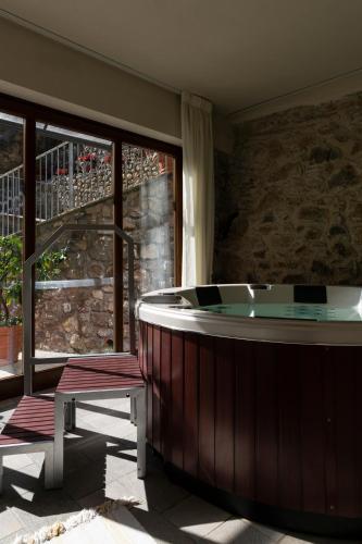 Karstais baseins, Agriturismo Cornali in Fabbriche di Vallico